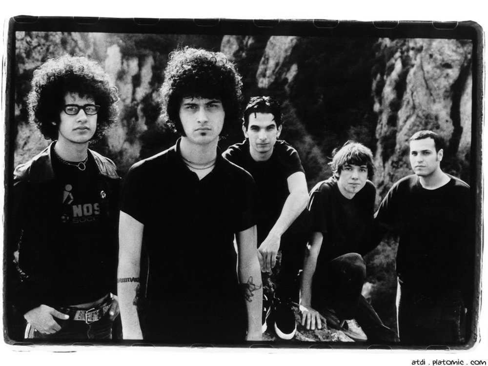 At The Drive-In : que signifie le titre de leur chanson "One Armed Scissor" ?