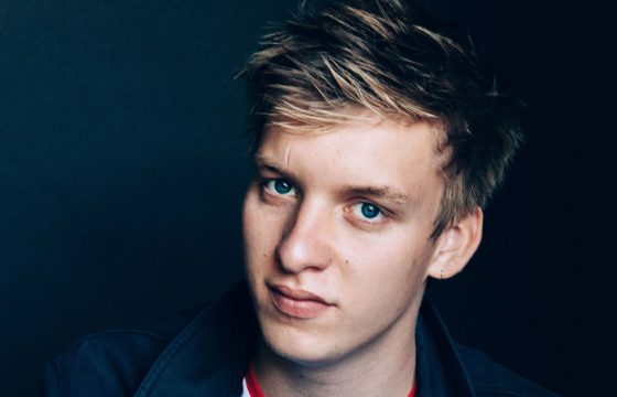 George Ezra « Les réseaux sociaux sont terriblement addictifs »